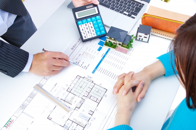 家のことを相談している女性とビジネスマン