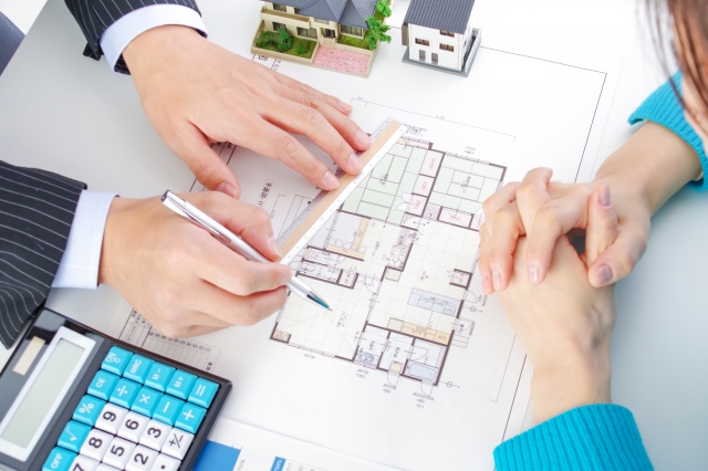 間取りを相談している人とビジネスマン