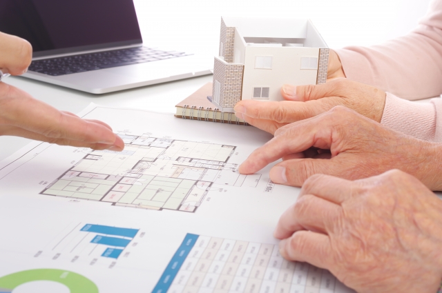 間取りの相談をしている老夫婦の手元