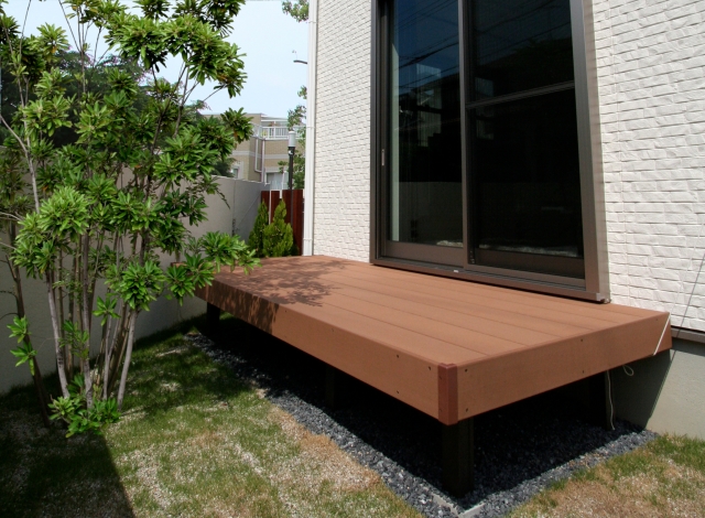 庭のウッドデッキ