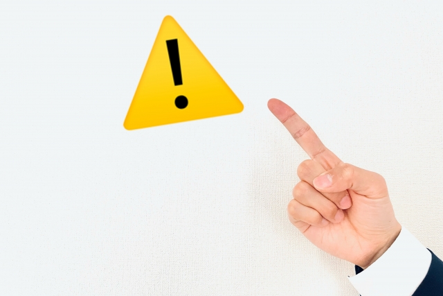 注意マークを指さす指