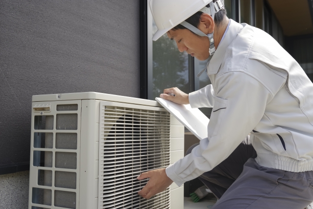 作業員と室外機