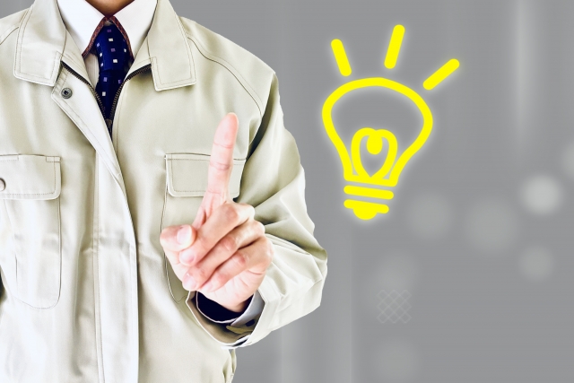 作業服を着た人と豆電球