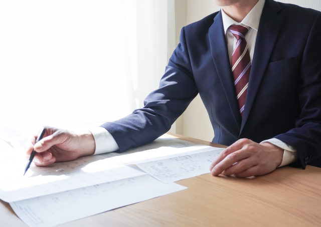 説明をするビジネスマン