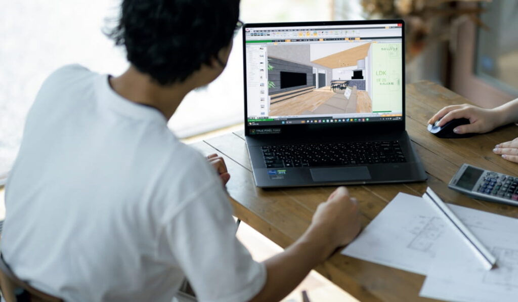 顧客へ3Dモデルを見せているスタッフ