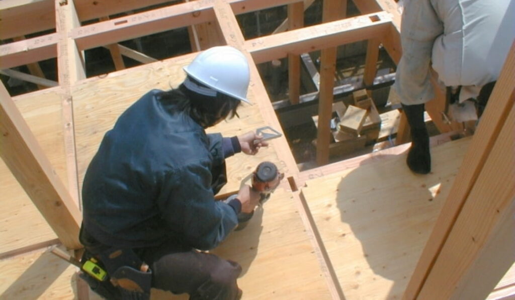 大工作業をしているスタッフ